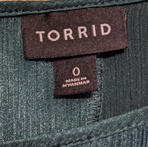 Torrid satin emerald green top. Size O - Picture 3 of 6